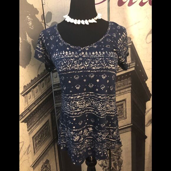 Cute shirt by Lucky Brand in size medium - Picture 1 of 2